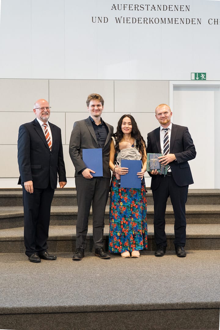 Xhesika und ich mit den Dozenten Eberhard Dahm und Andreas Unrau